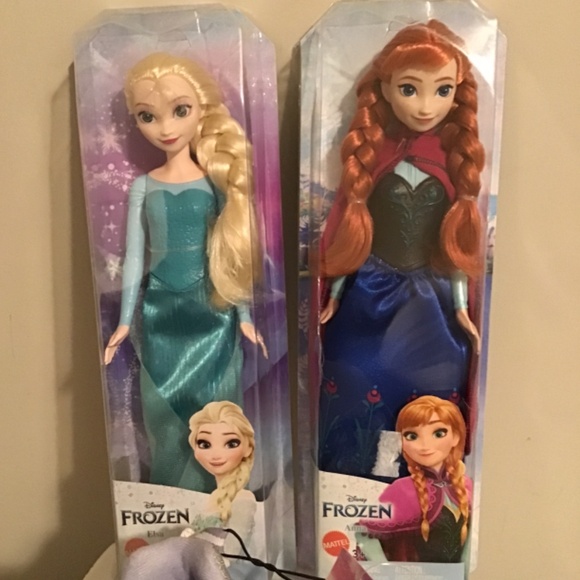 🔥Best offers, Disney’s Frozen, size 11 NWT, includes dolls & Lip balm, see pic. - Picture 4 of 7